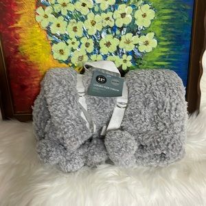 Luxury Pom Throw